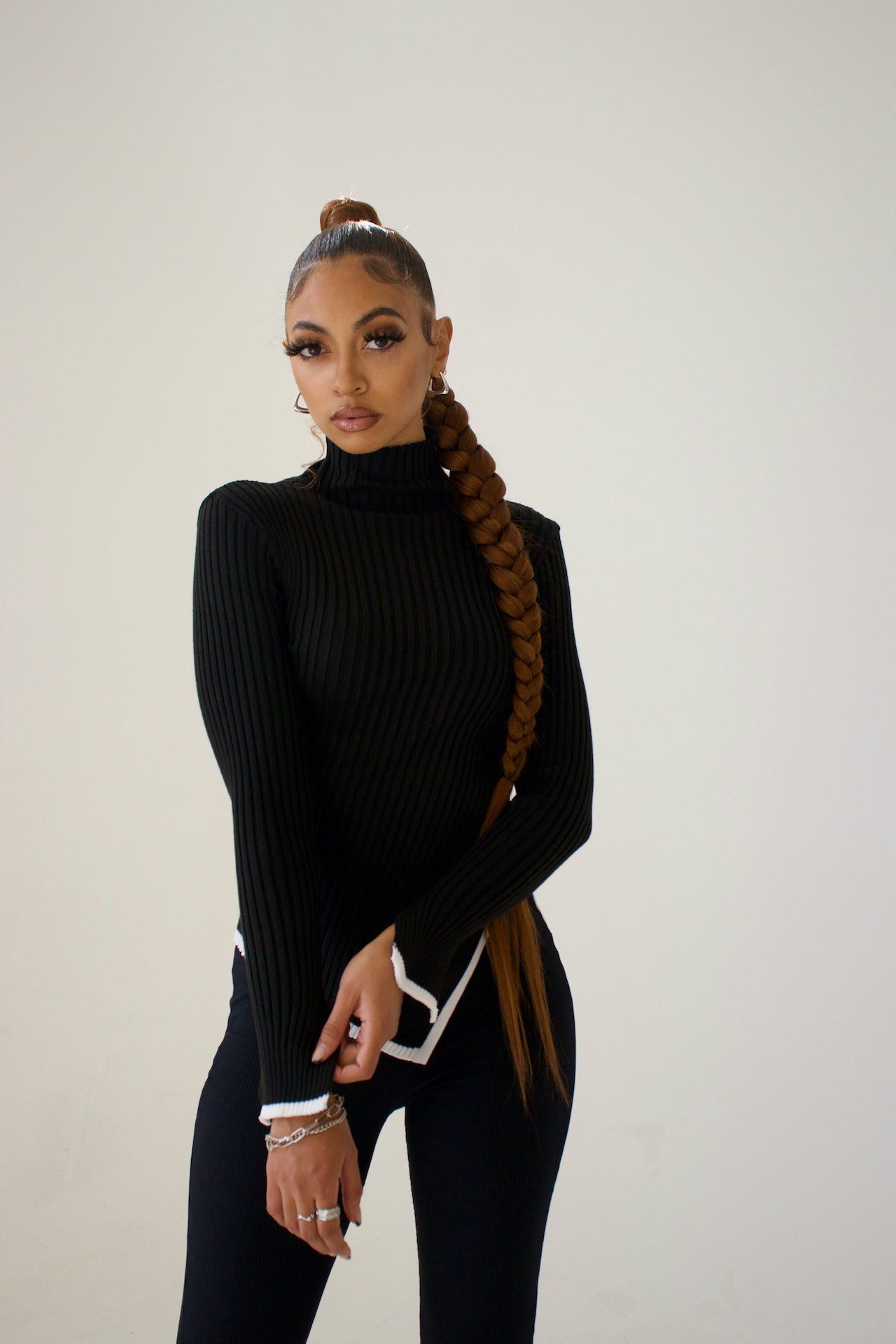 Rollkragenpullover Damen mit Kontrastkanten und Seitenschlitz - Ansicht 2