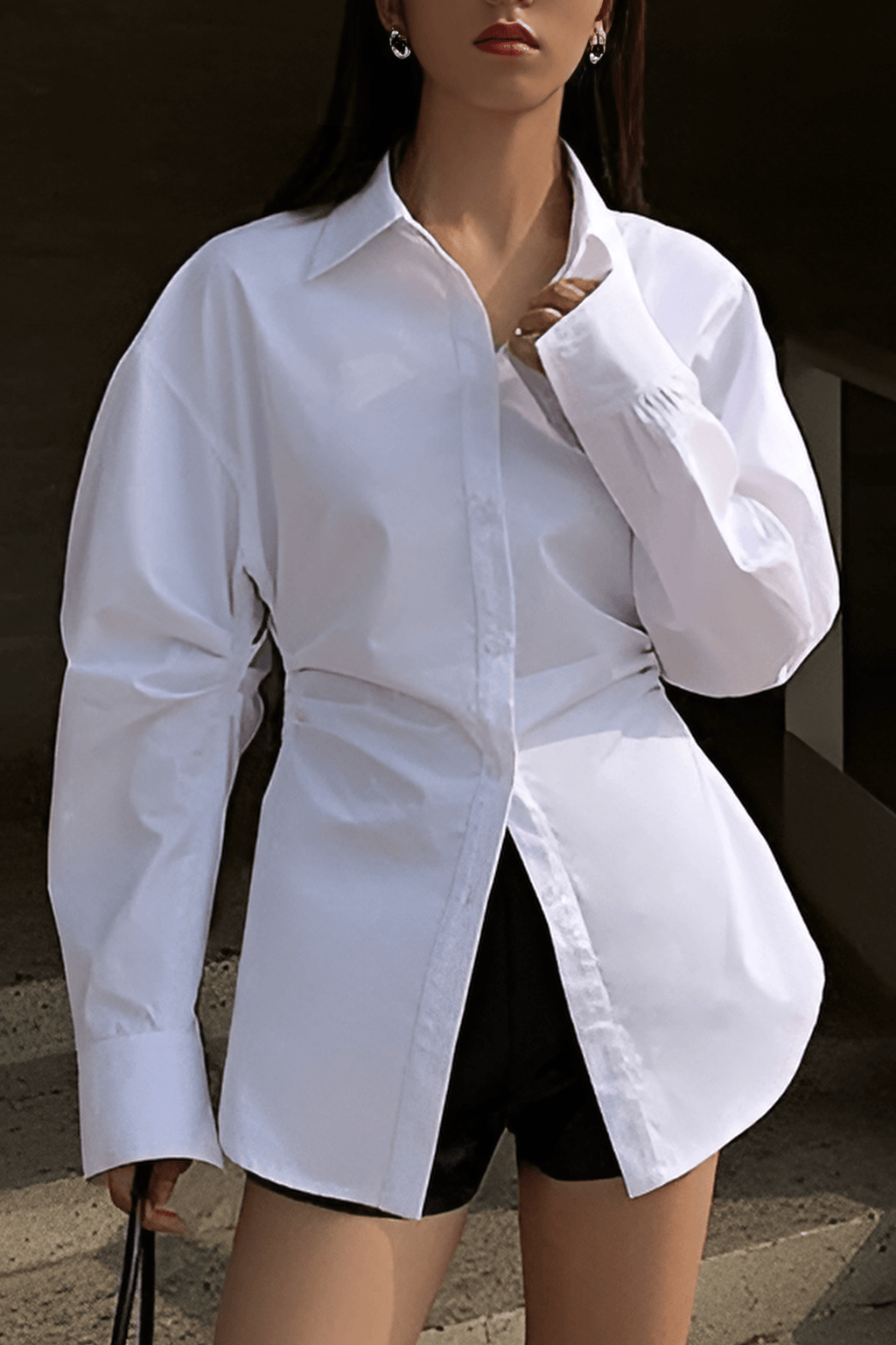 Weiße taillierte Bluse mit Raffung und klassischem Kragen