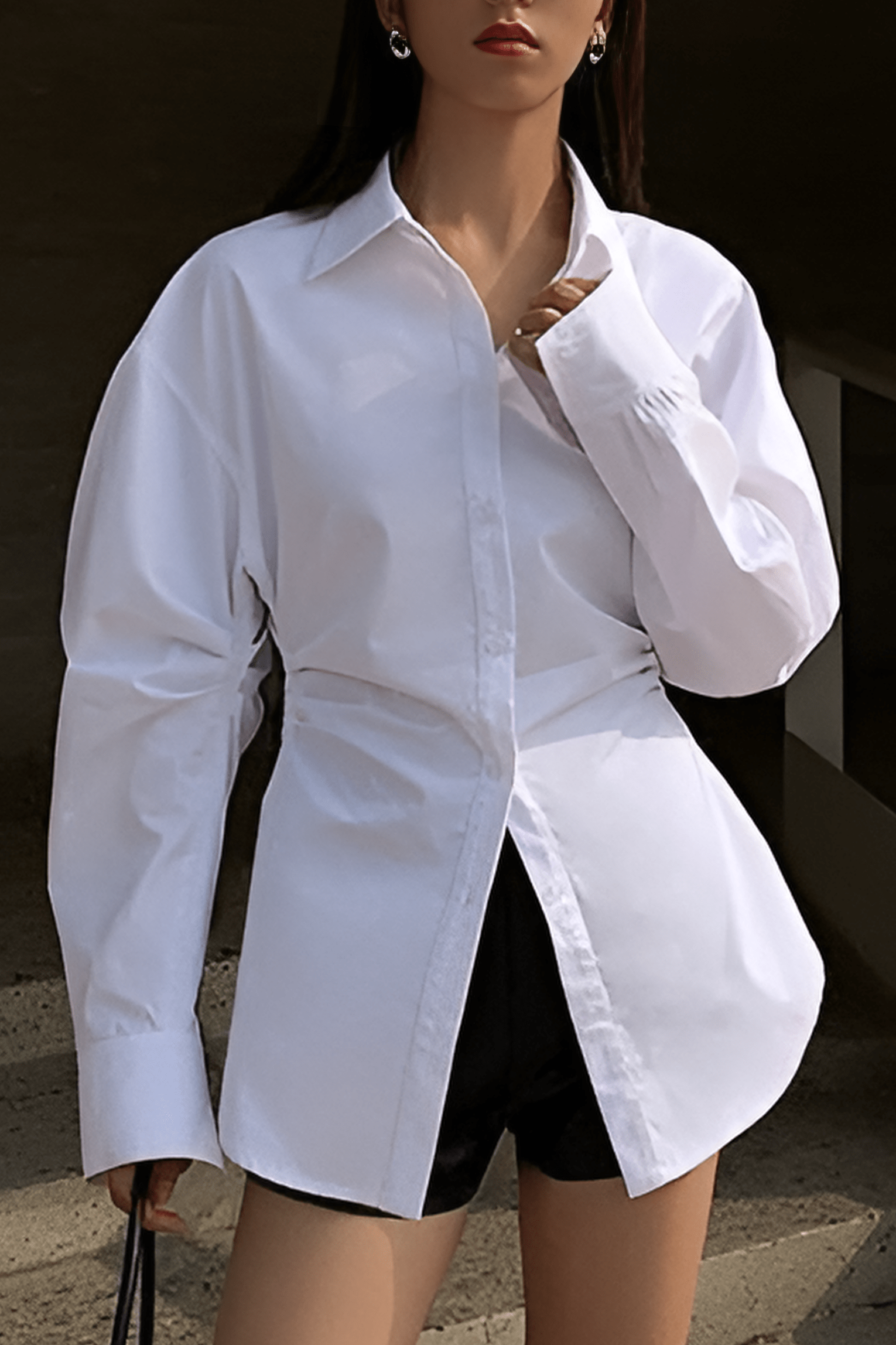 Weiße taillierte Bluse mit Raffung und klassischem Kragen - Ansicht 1