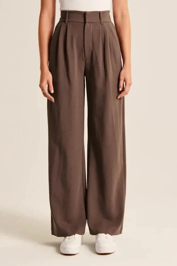 Weite Stoffhose mit hohem Bund, Bundfalten und langem Bein