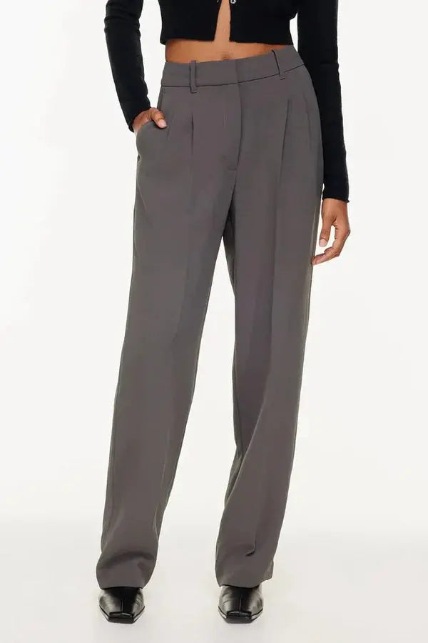 Weite Stoffhose mit hohem Bund, Bundfalten und langem Bein
