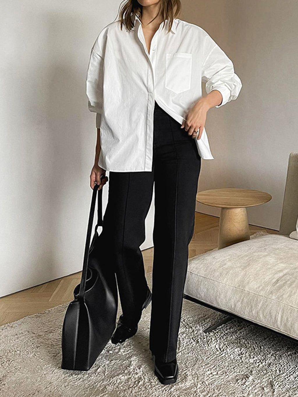 Weiße Oversize-Bluse mit Brusttasche und langem Rückenteil