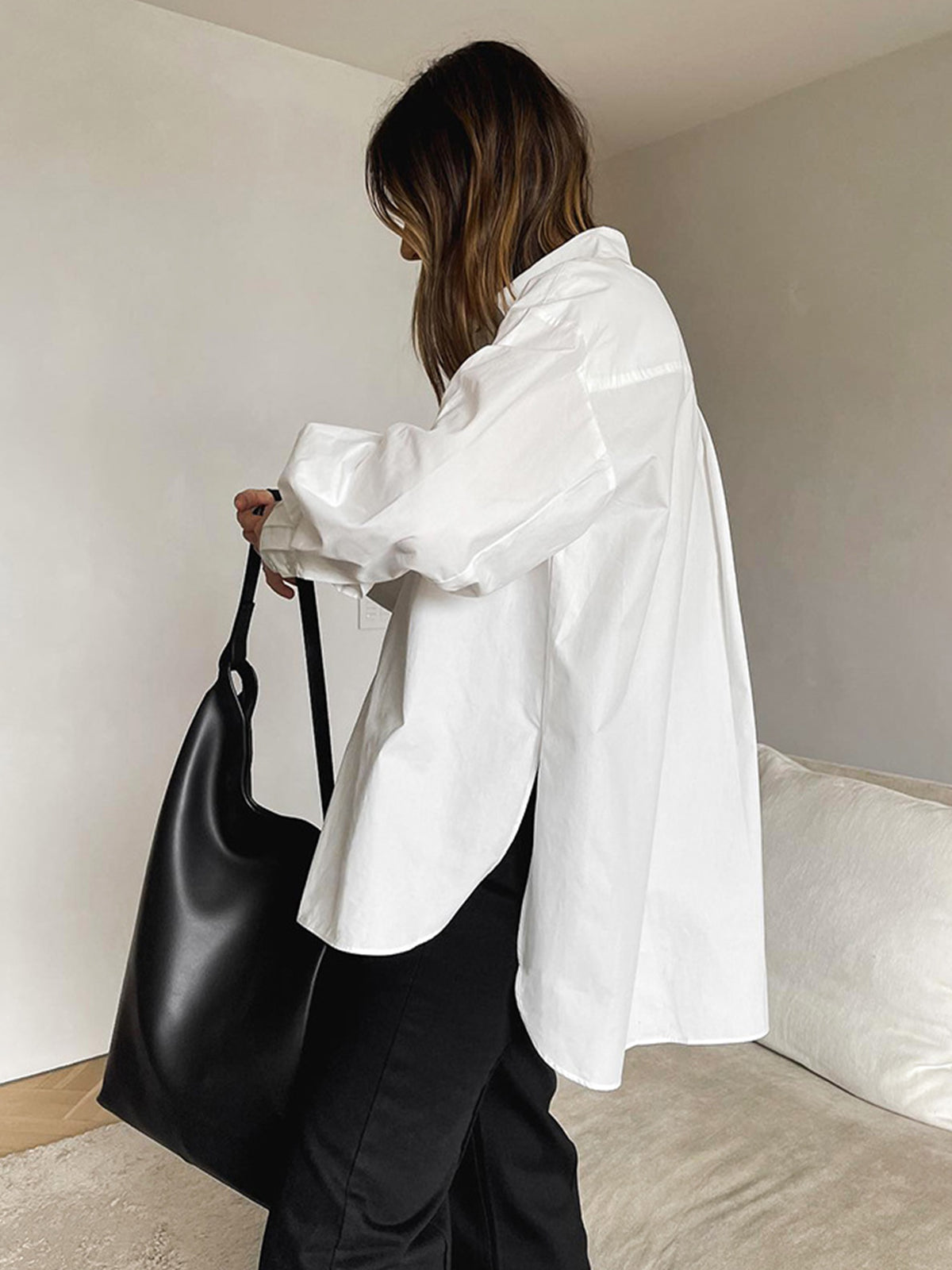 Weiße Oversize-Bluse mit Brusttasche und langem Rückenteil - Ansicht 2