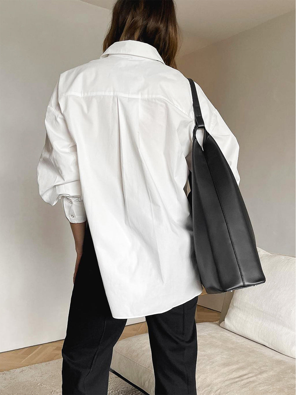 Weiße Oversize-Bluse mit Brusttasche und langem Rückenteil