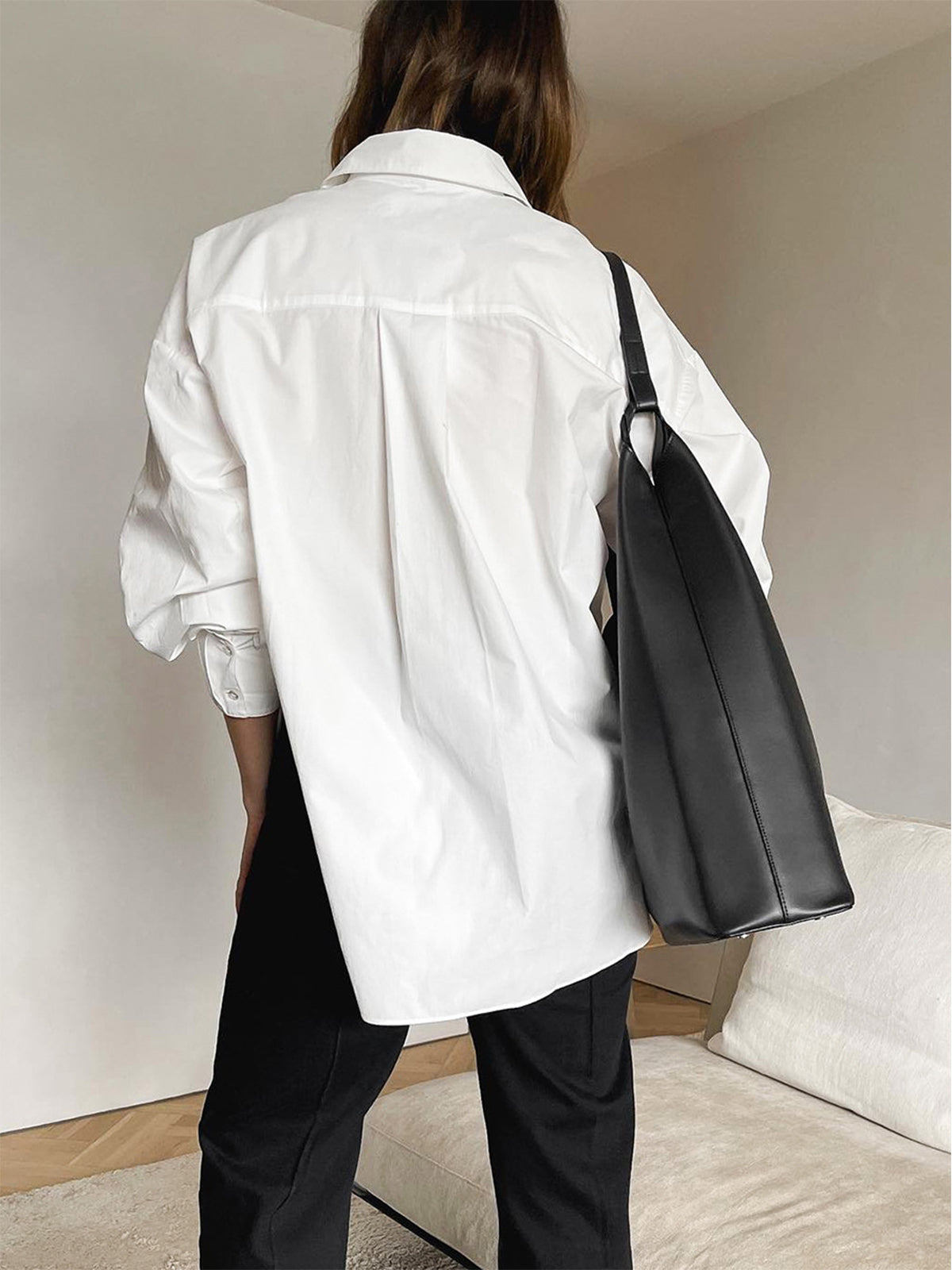 Weiße Oversize-Bluse mit Brusttasche und langem Rückenteil