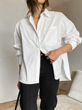 Weiße Oversize-Bluse mit Brusttasche und langem Rückenteil - Weiß