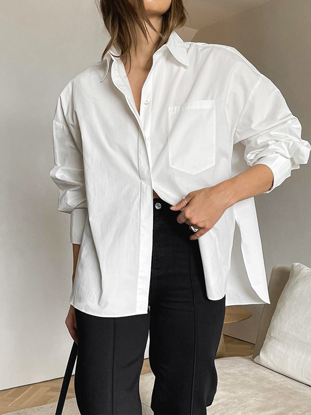 Weiße Oversize-Bluse mit Brusttasche und langem Rückenteil - Weiß