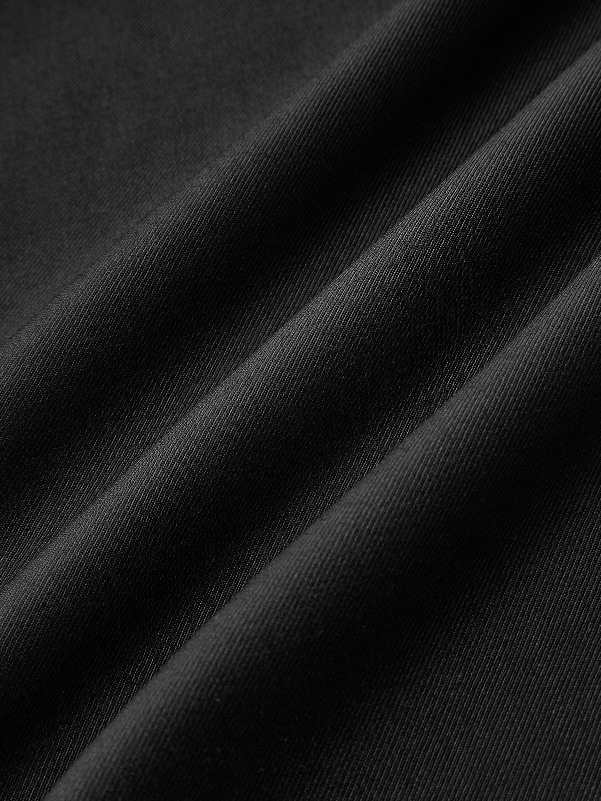 Weite Hose mit hohem Bund und goldener Zierschließe