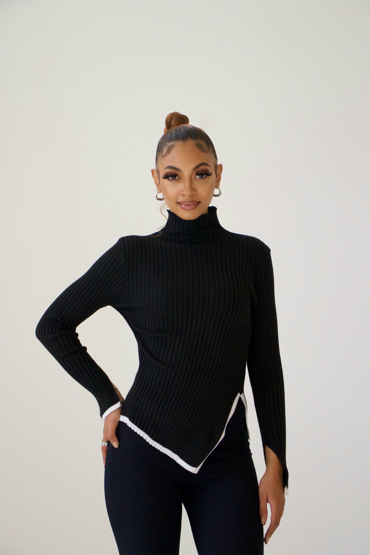Rollkragenpullover Damen mit Kontrastkanten und Seitenschlitz - Ansicht 1
