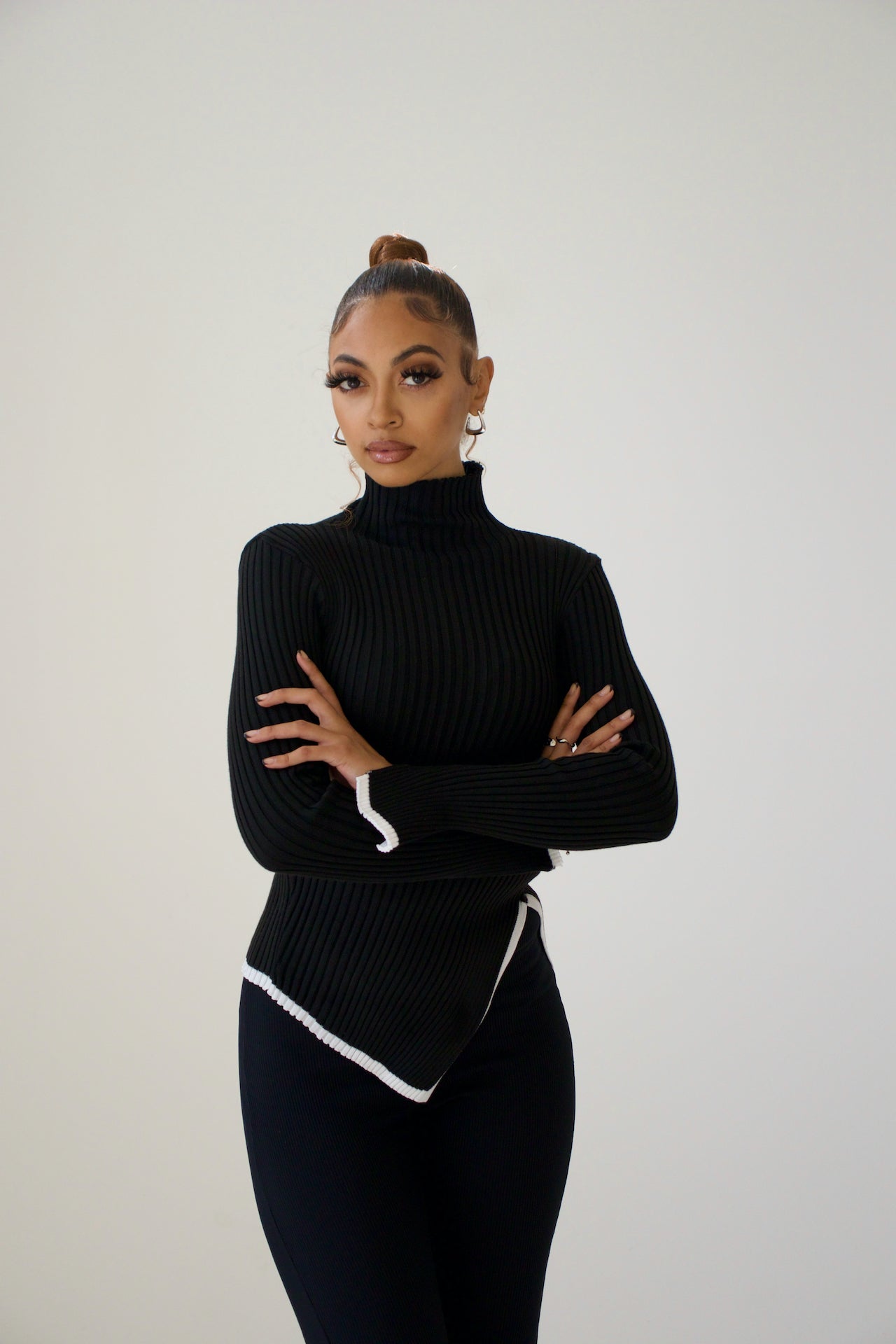 Rollkragenpullover Damen mit Kontrastkanten und Seitenschlitz in Schwarz