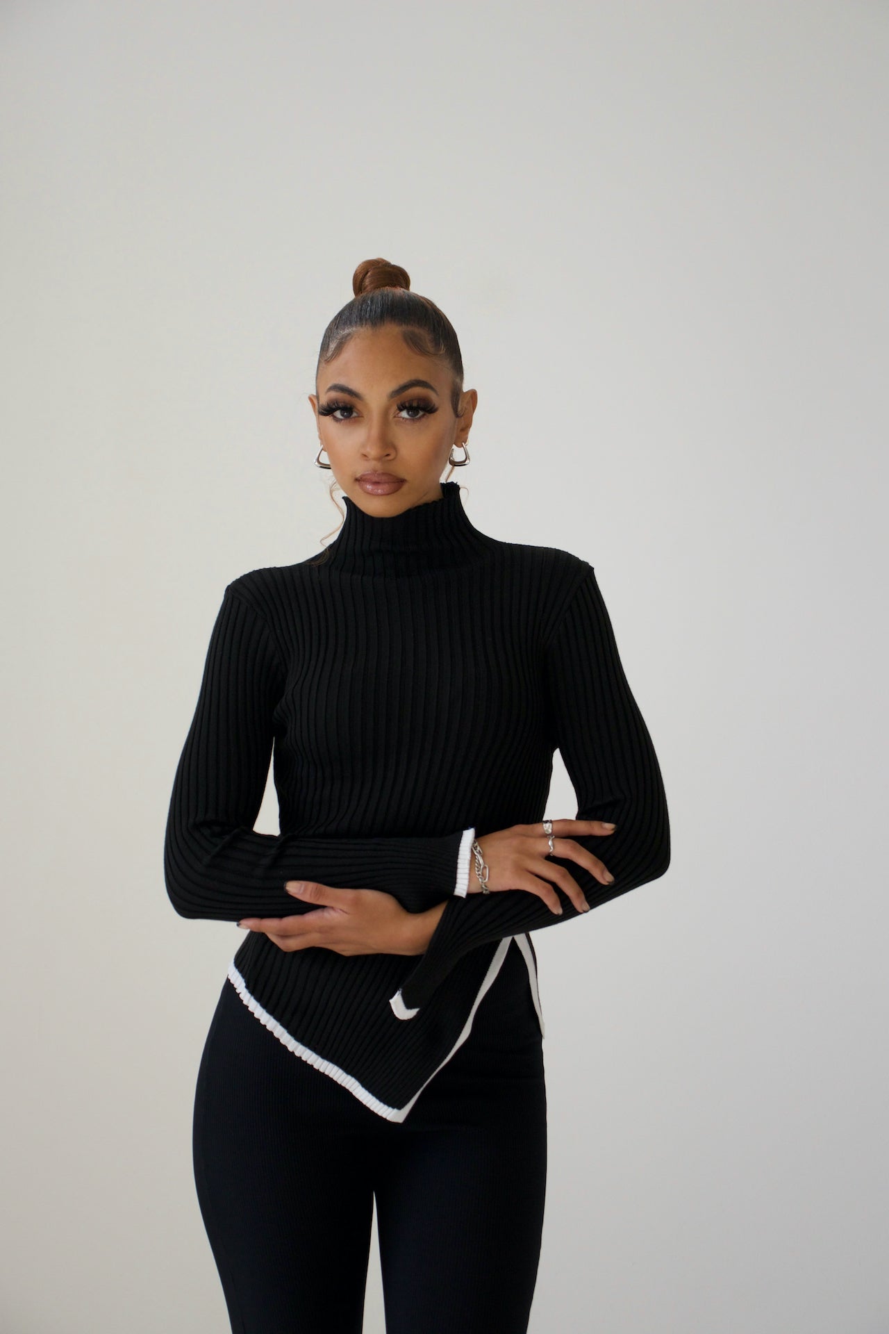Rollkragenpullover Damen mit Kontrastkanten und Seitenschlitz - Ansicht 4