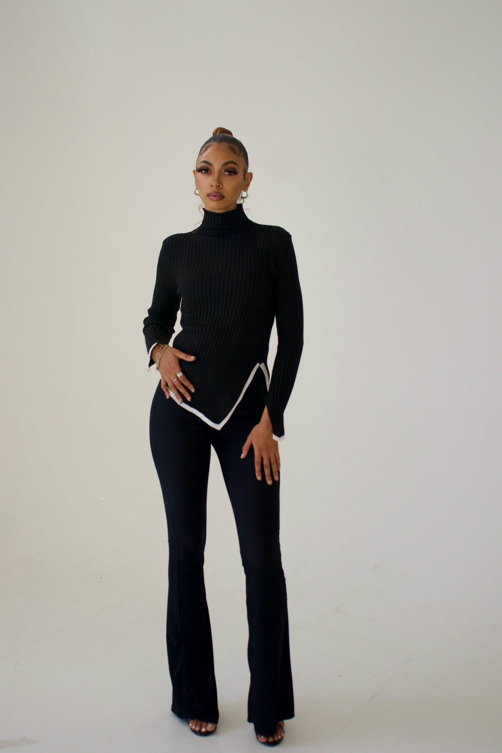 Rollkragenpullover Damen mit Kontrastkanten und Seitenschlitz - Ansicht 3