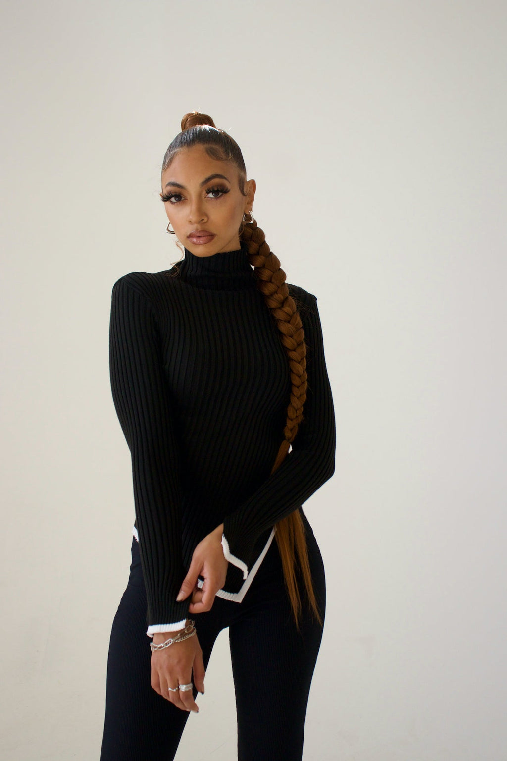 Rollkragenpullover Damen mit Kontrastkanten und Seitenschlitz - Ansicht 2