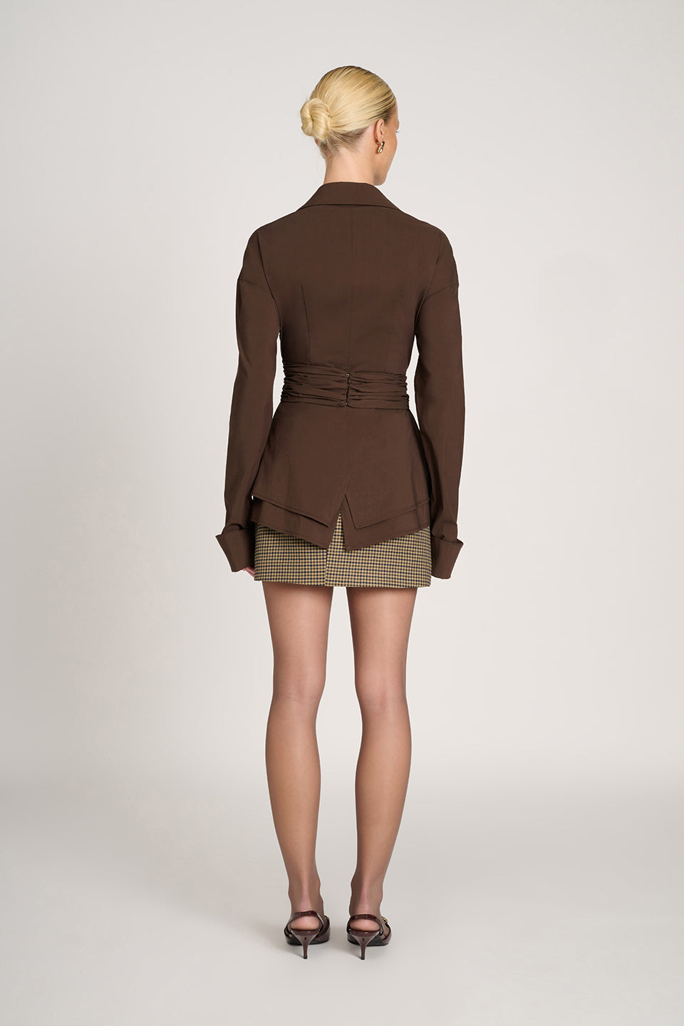 Braune Bluse mit Wickel-Taillenband und Hemdkragen
