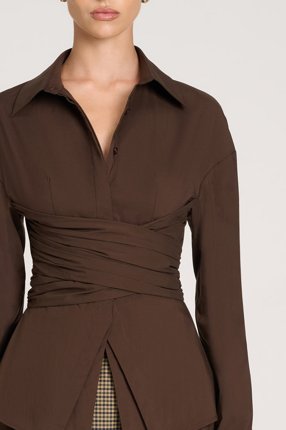 Braune Bluse mit Wickel-Taillenband und Hemdkragen