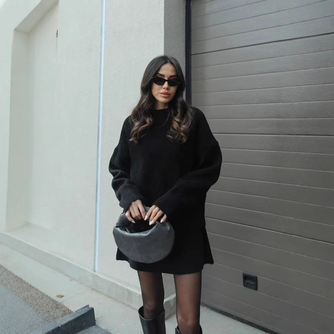 Strick-Zweiteiler Damen: weiter Pullover mit Rundhals und kurzer Strickrock in Schwarz