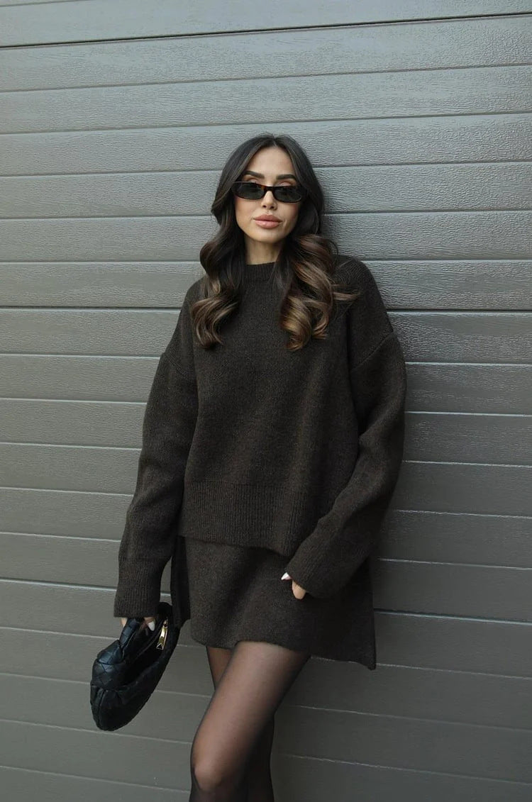 Strick-Zweiteiler Damen: weiter Pullover mit Rundhals und kurzer Strickrock in Dunkelbraun