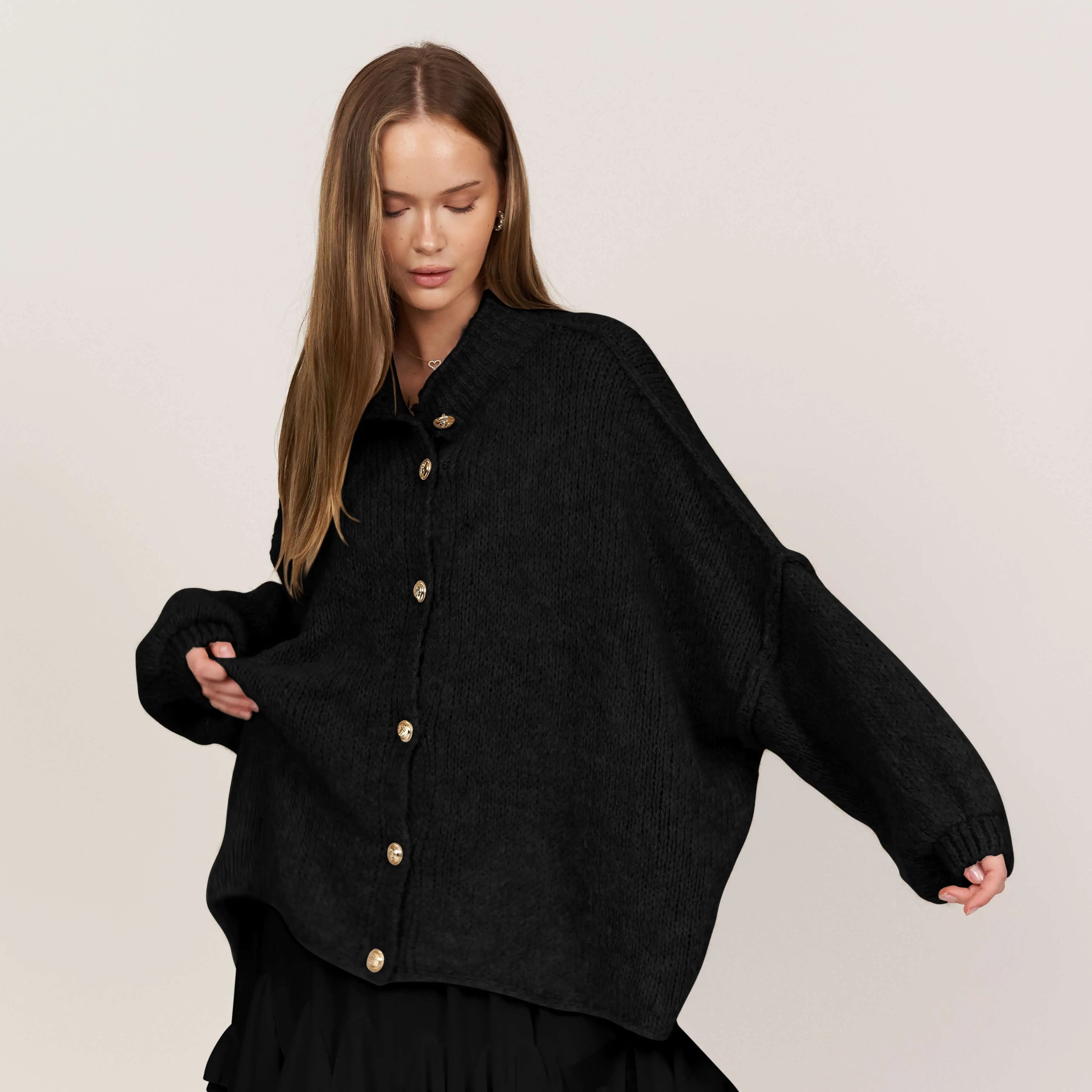 Oversize Strickjacke Damen mit Goldknöpfen, Grobstrick Cardigan in Schwarz