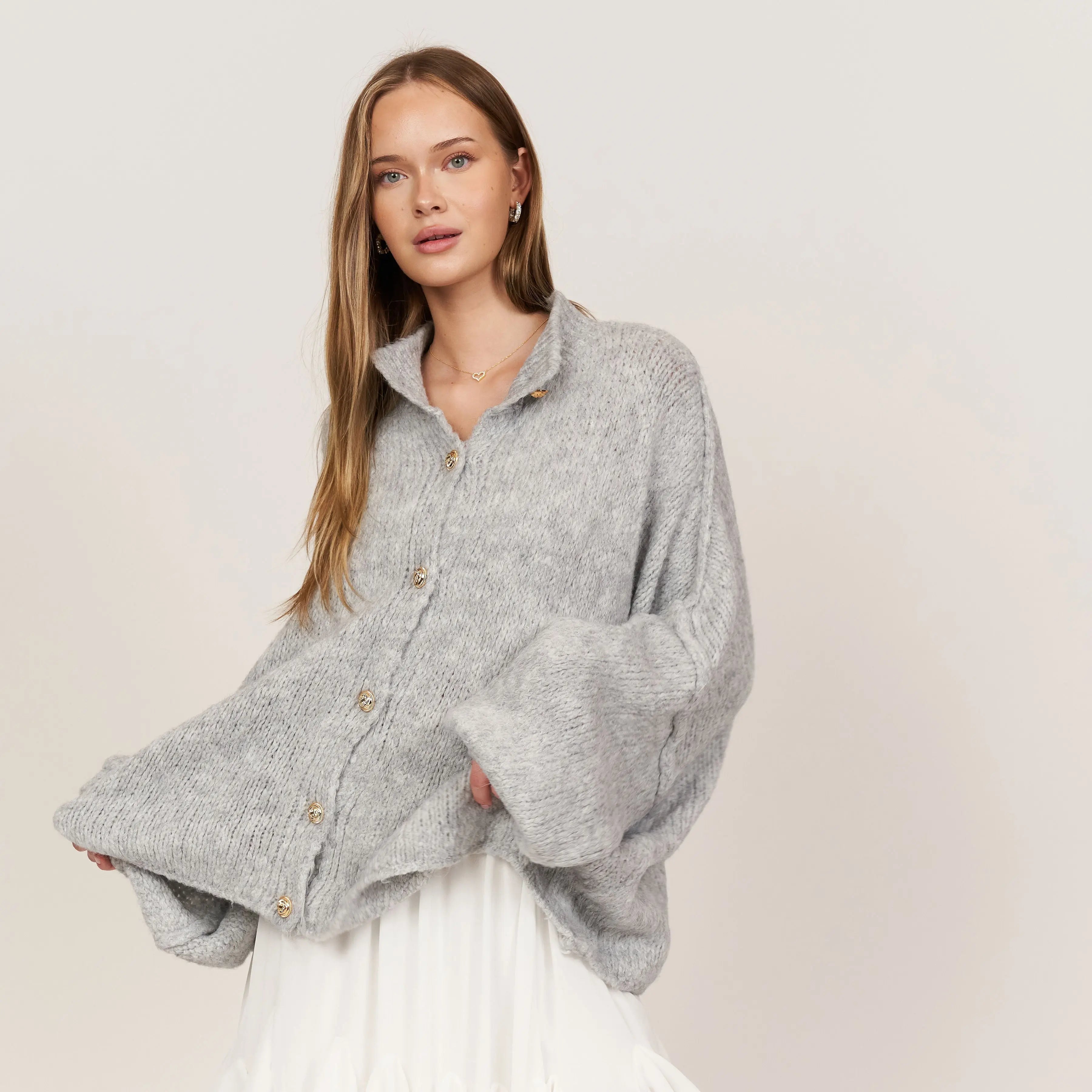 Oversize Strickjacke Damen mit Goldknöpfen, Grobstrick Cardigan in Hellgrau